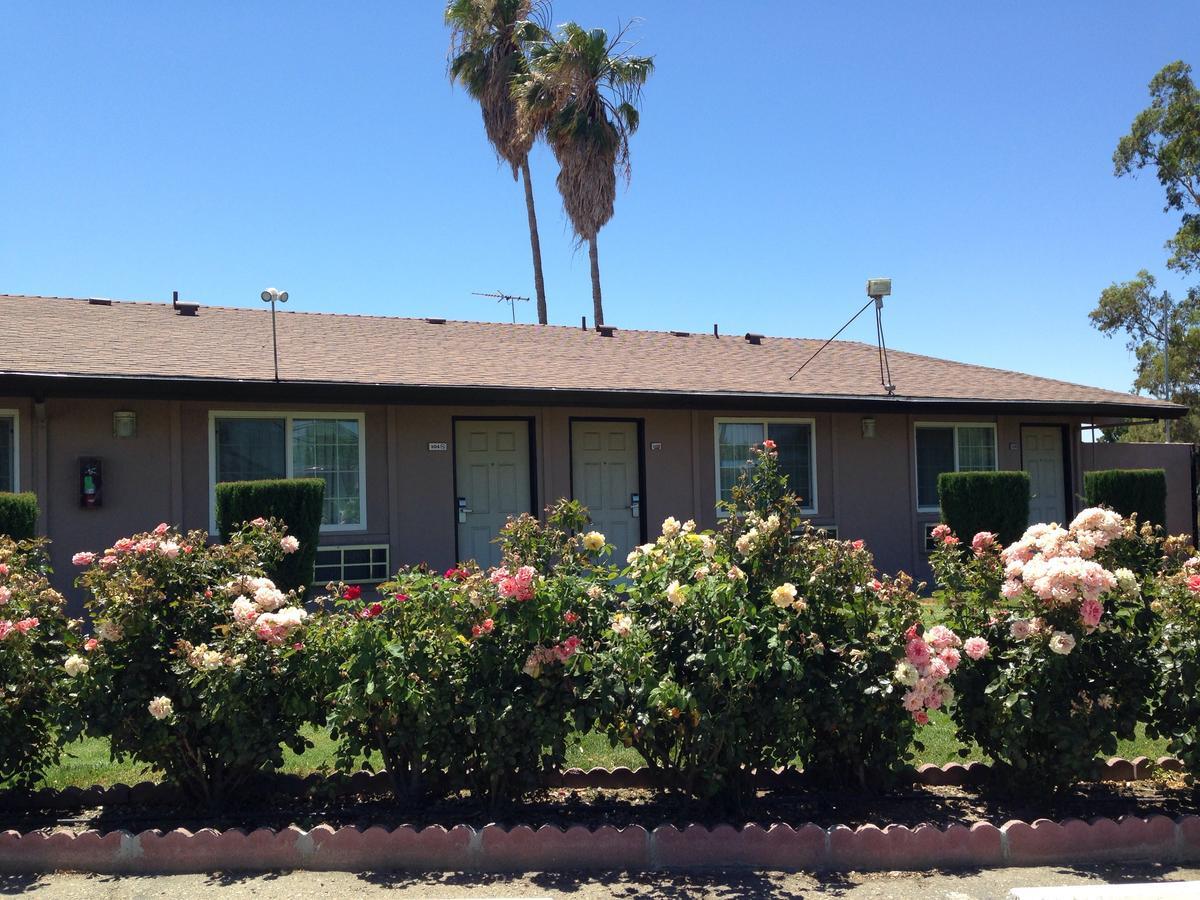 Maple Inn And Suites Los Banos Exterior photo