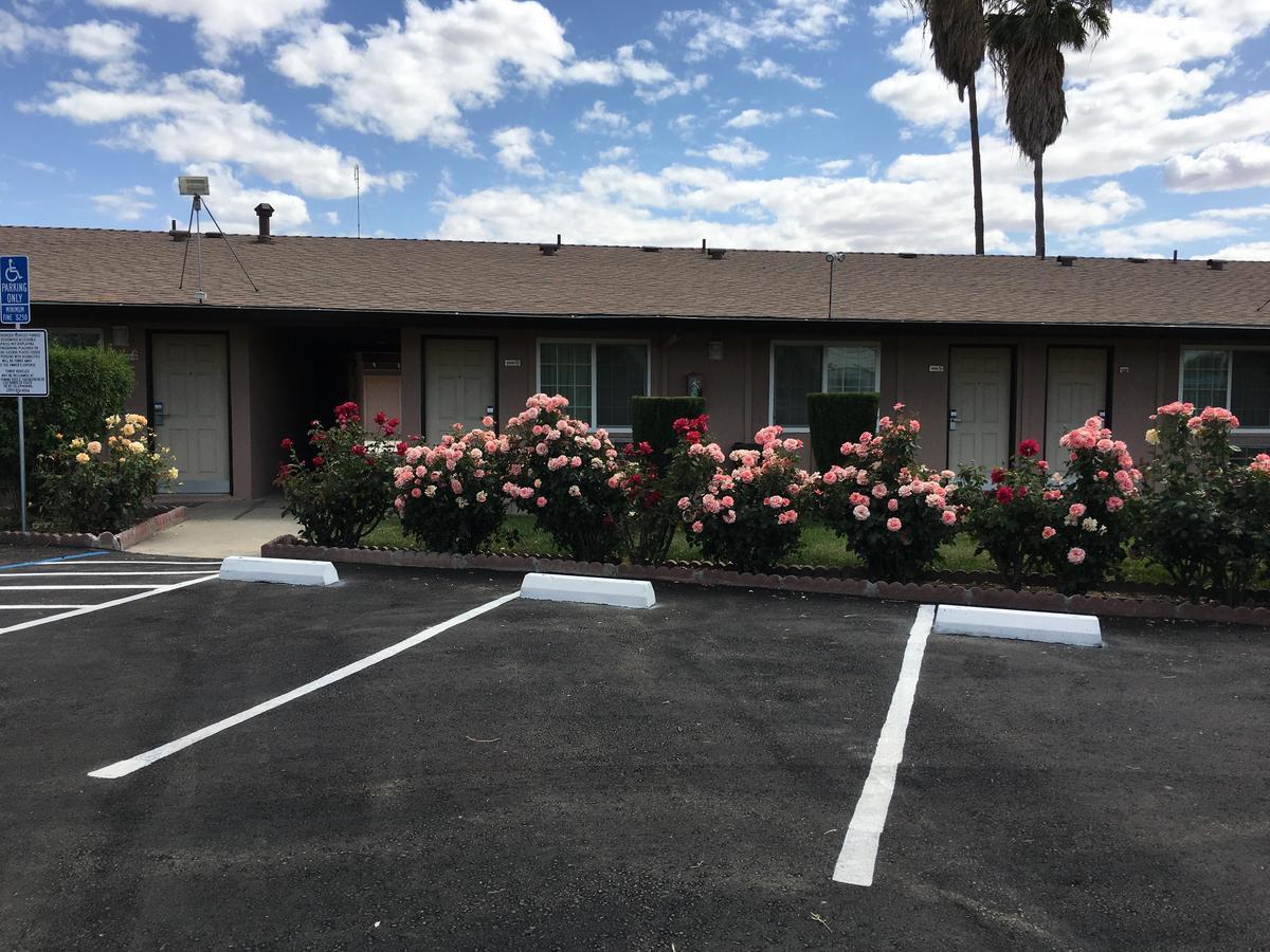 Maple Inn And Suites Los Banos Exterior photo