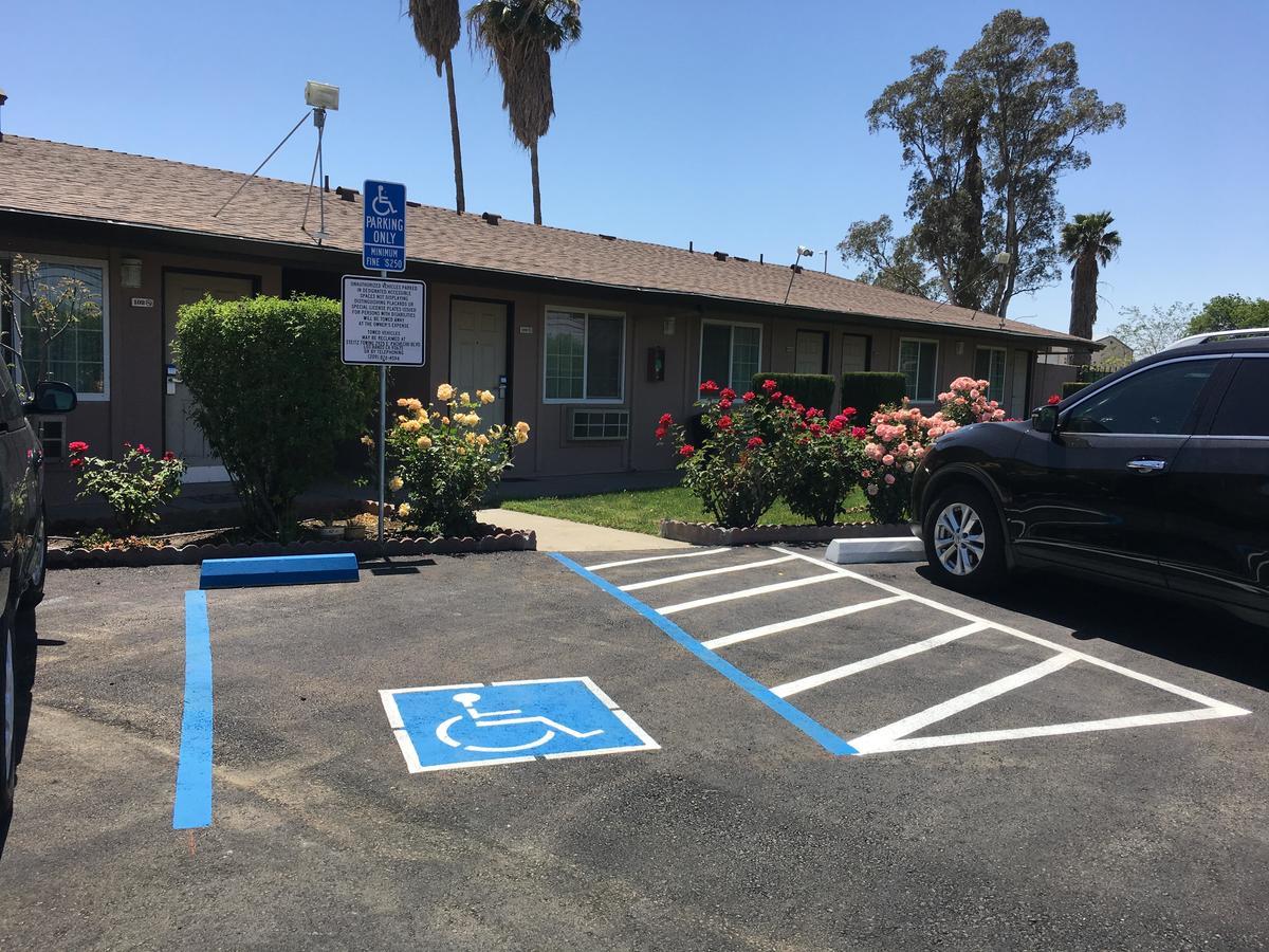 Maple Inn And Suites Los Banos Exterior photo
